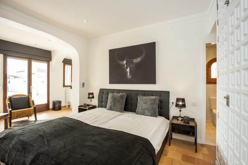 2018 Villa de planta baja al canal con 5 dormitorios, piscina y amarre Casa aislada / Villa Flamicell Castelló d'Empúries