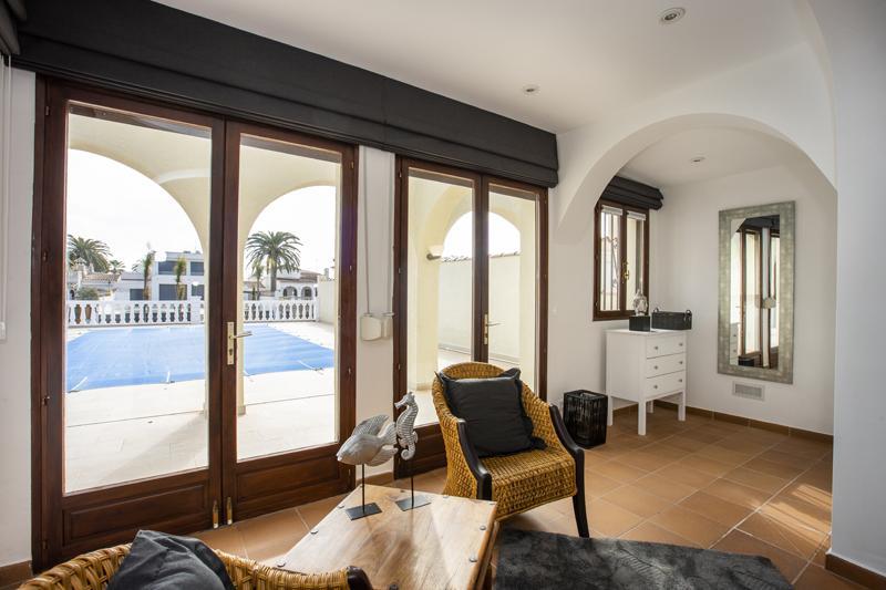 2018 Villa de planta baja al canal con 5 dormitorios, piscina y amarre Casa aislada / Villa Flamicell Castelló d'Empúries