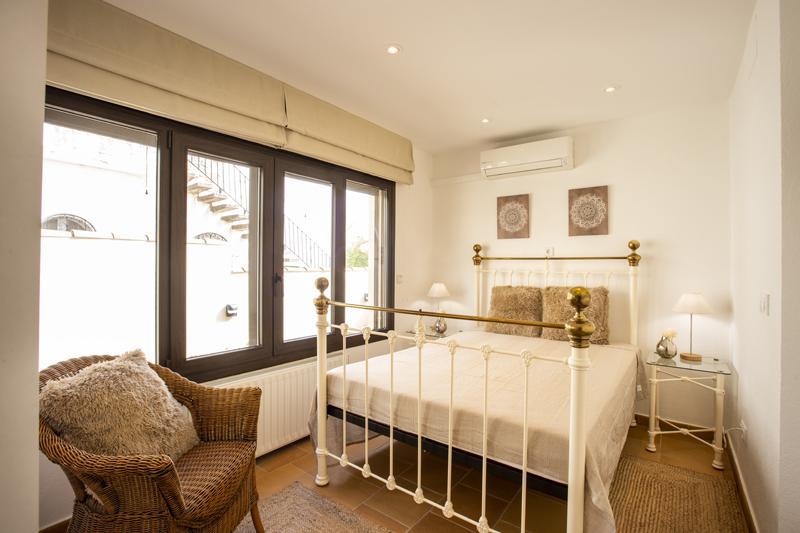 2018 Villa de planta baja al canal con 5 dormitorios, piscina y amarre Casa aislada / Villa Flamicell Castelló d'Empúries