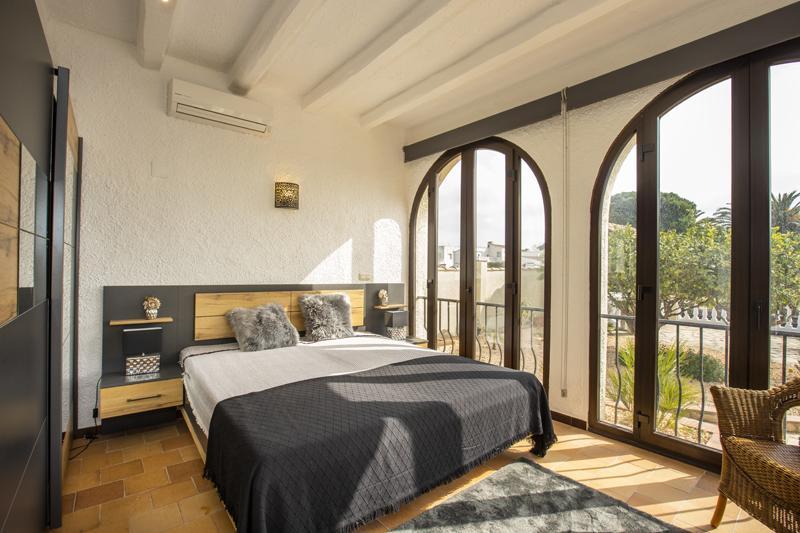 2018 Villa de planta baja al canal con 5 dormitorios, piscina y amarre Casa aislada / Villa Flamicell Castelló d'Empúries