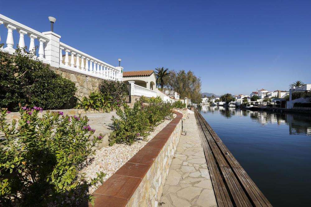 2018 Villa de planta baja al canal con 5 dormitorios, piscina y amarre Casa aislada / Villa Flamicell Castelló d'Empúries