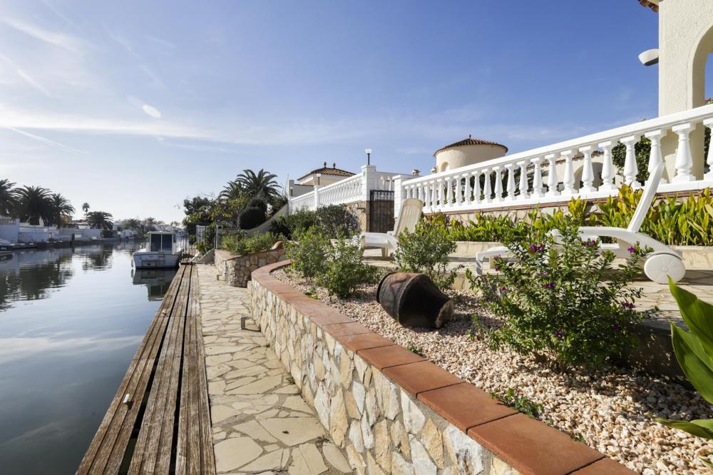 2018 Villa de planta baja al canal con 5 dormitorios, piscina y amarre Casa aislada / Villa Flamicell Castelló d'Empúries