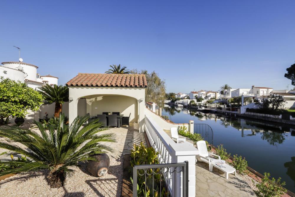 2018 Villa de planta baja al canal con 5 dormitorios, piscina y amarre Casa aislada / Villa Flamicell Castelló d'Empúries