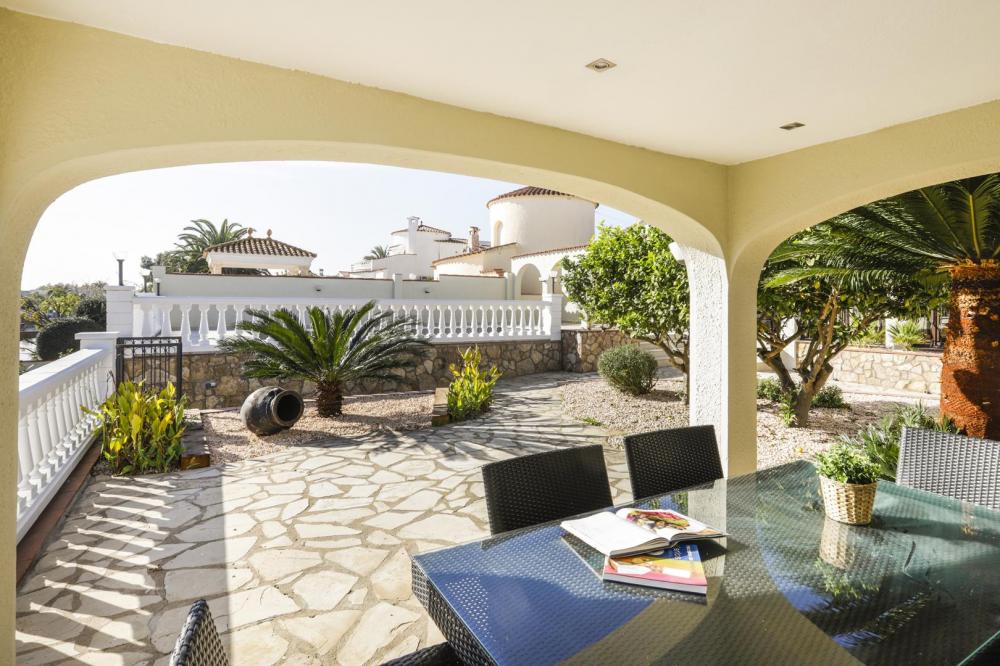 2018 Villa de planta baja al canal con 5 dormitorios, piscina y amarre Casa aislada / Villa Flamicell Castelló d'Empúries