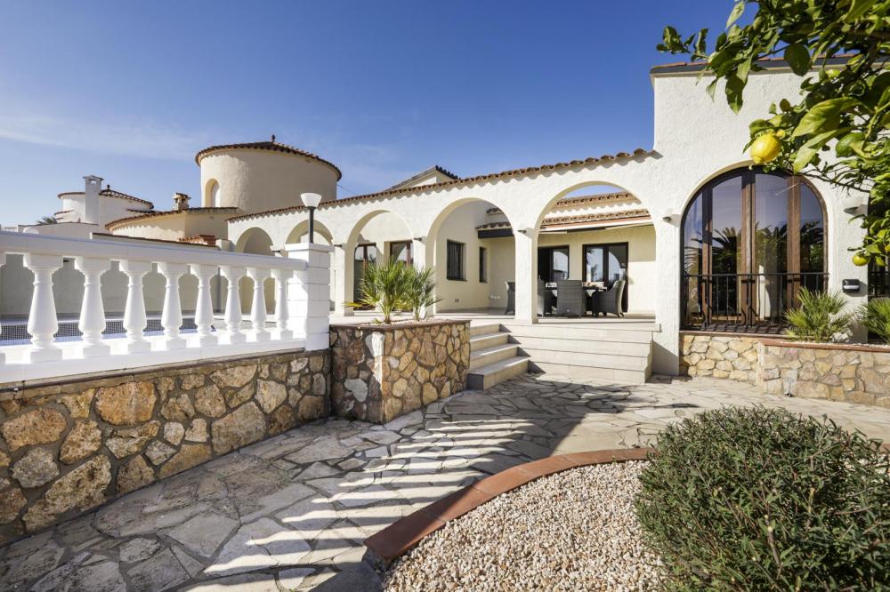 2018 Villa de planta baja al canal con 5 dormitorios, piscina y amarre Casa aislada / Villa Flamicell Castelló d'Empúries