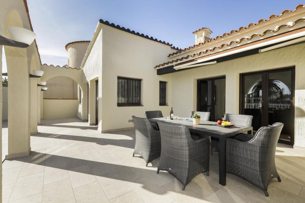 2018 Villa de planta baja al canal con 5 dormitorios, piscina y amarre Casa aislada / Villa Flamicell Castelló d'Empúries