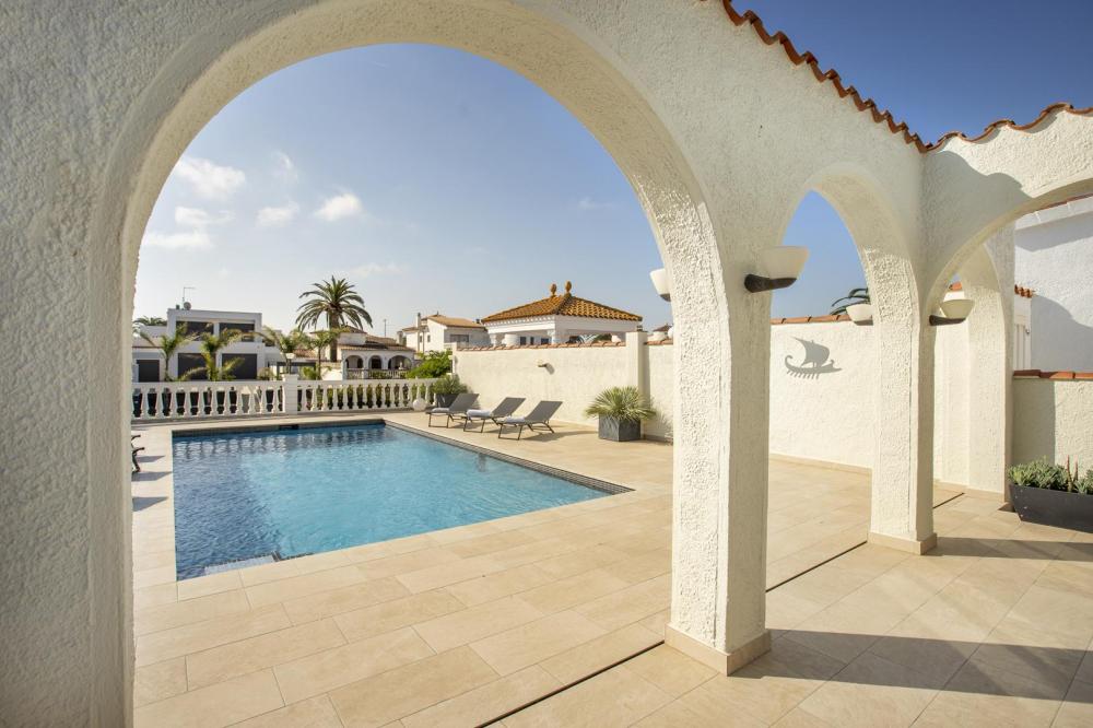 2018 Villa de planta baja al canal con 5 dormitorios, piscina y amarre Casa aislada / Villa Flamicell Empuriabrava