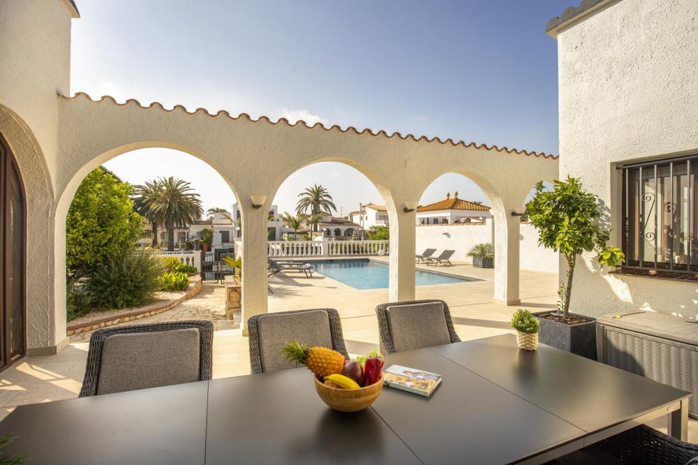 2018 Villa de planta baja al canal con 5 dormitorios, piscina y amarre Casa aislada / Villa Flamicell Empuriabrava