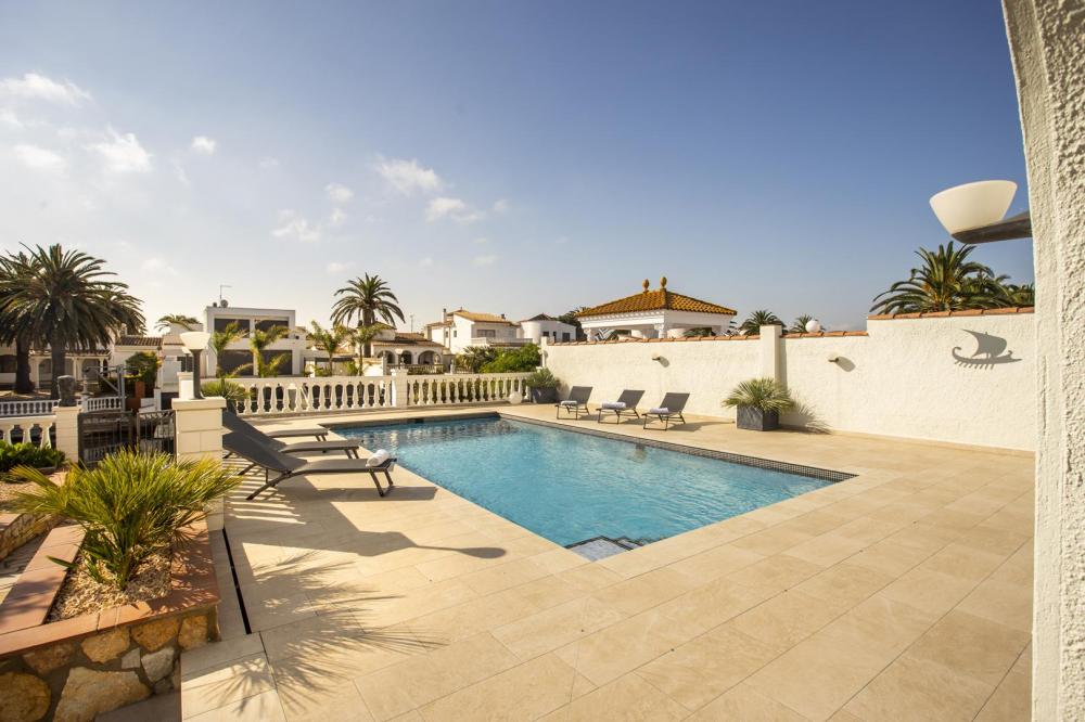 2018 Villa de planta baja al canal con 5 dormitorios, piscina y amarre Casa aislada / Villa Flamicell Empuriabrava