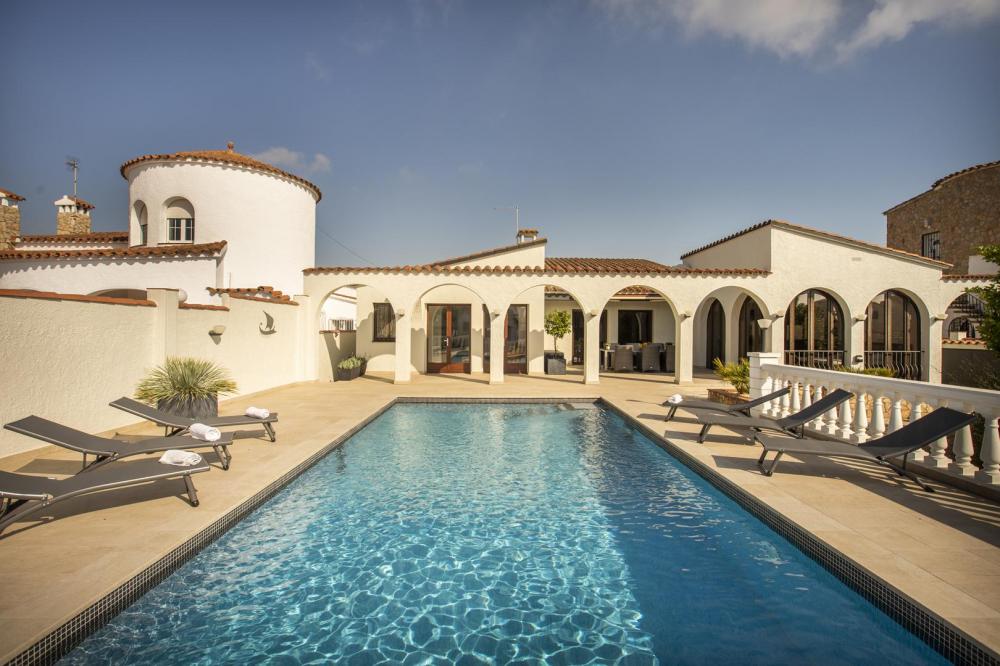 2018 Villa de planta baja al canal con 5 dormitorios, piscina y amarre Casa aislada / Villa Flamicell Empuriabrava