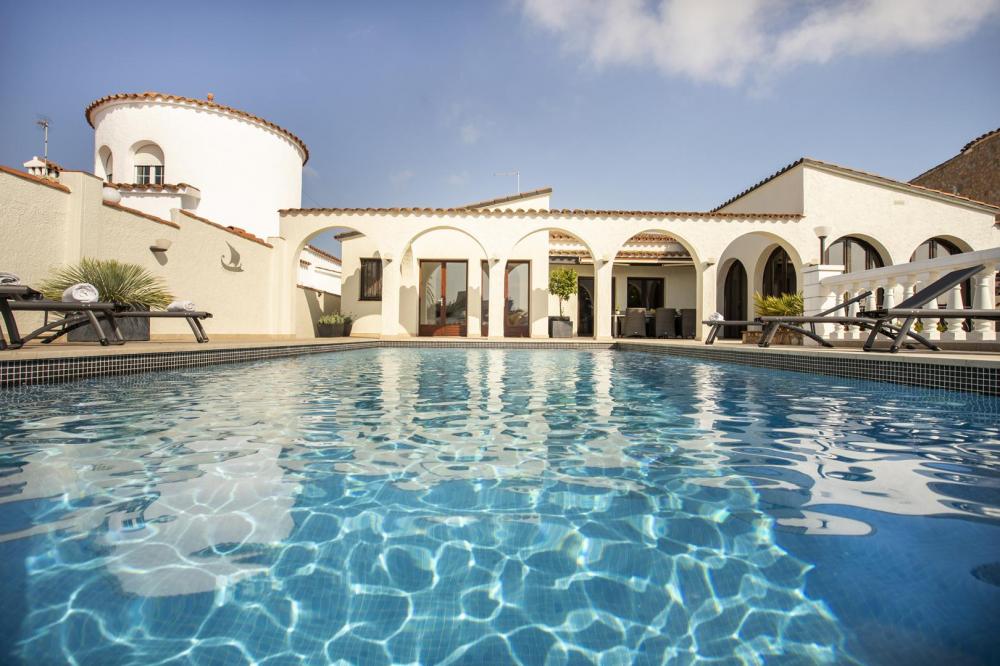 2018 Villa de planta baja al canal con 5 dormitorios, piscina y amarre Casa aislada / Villa Flamicell Empuriabrava