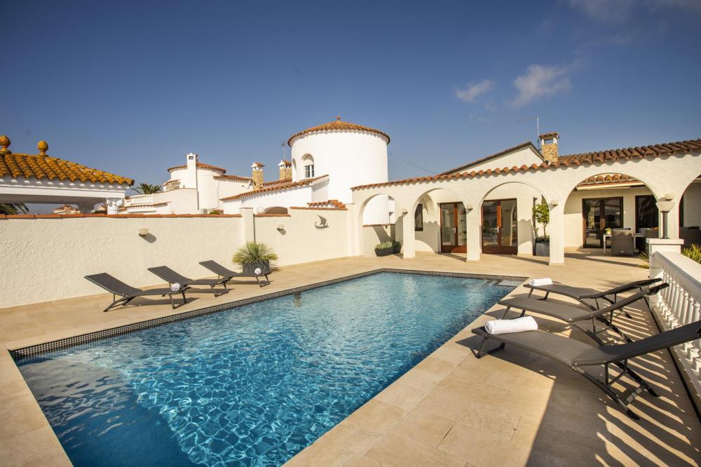 2018 Villa de planta baja al canal con 5 dormitorios, piscina y amarre Casa aislada / Villa Flamicell Empuriabrava