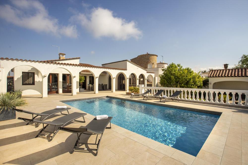 2018 Villa de planta baja al canal con 5 dormitorios, piscina y amarre Casa aislada / Villa Flamicell Empuriabrava