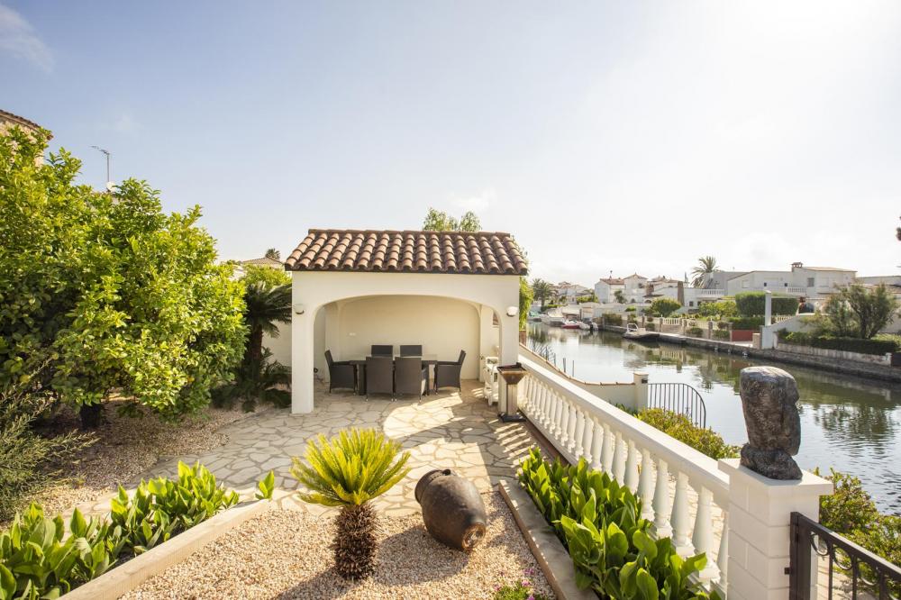 2018 Villa de planta baja al canal con 5 dormitorios, piscina y amarre Casa aislada / Villa Flamicell Empuriabrava