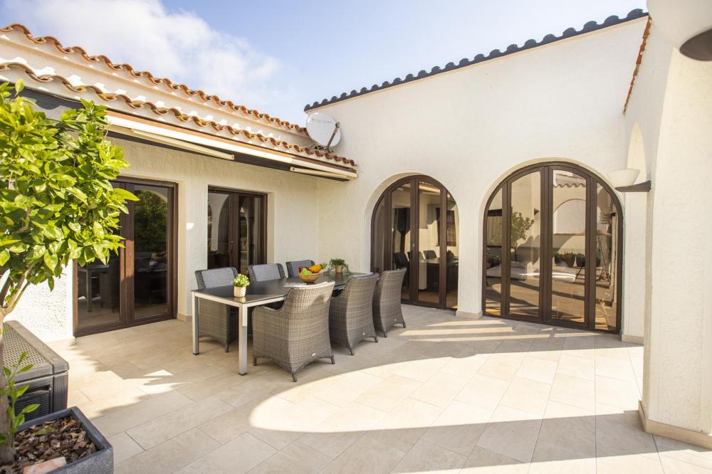 2018 Villa de planta baja al canal con 5 dormitorios, piscina y amarre Casa aislada / Villa Flamicell Empuriabrava
