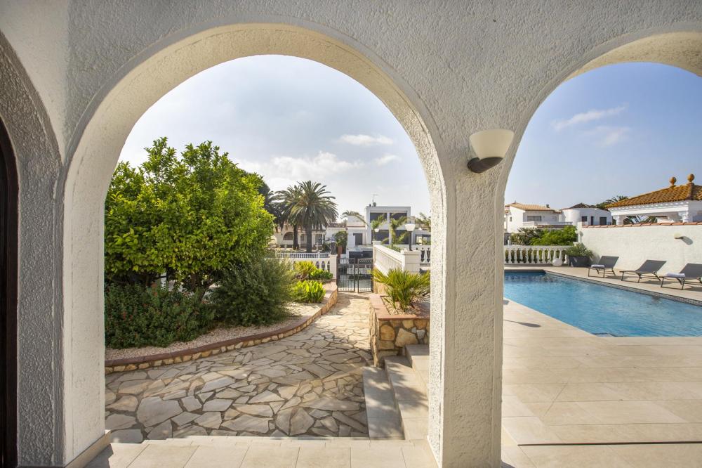 2018 Villa de planta baja al canal con 5 dormitorios, piscina y amarre Casa aislada / Villa Flamicell Empuriabrava