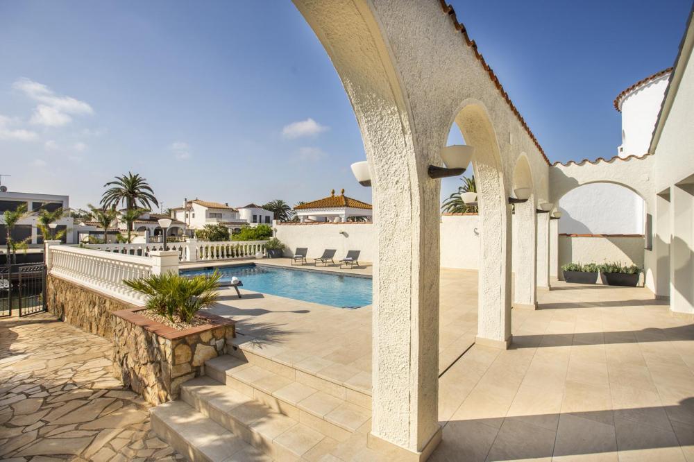 2018 Villa de planta baja al canal con 5 dormitorios, piscina y amarre Casa aislada / Villa Flamicell Empuriabrava