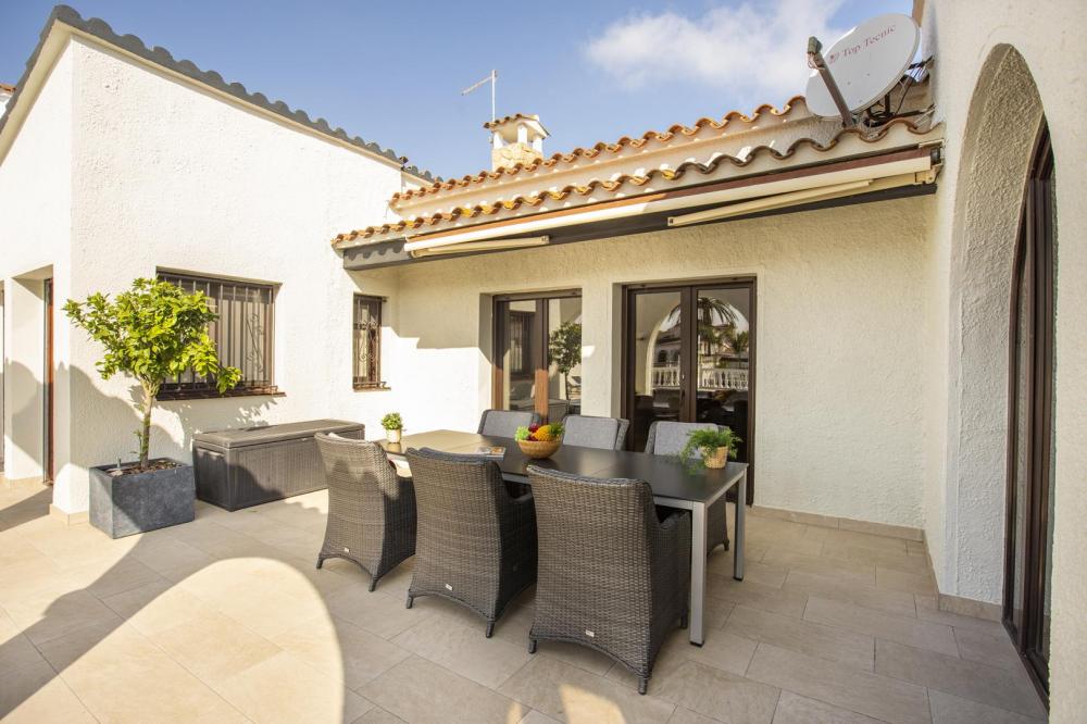 2018 Villa de planta baja al canal con 5 dormitorios, piscina y amarre Casa aislada / Villa Flamicell Empuriabrava