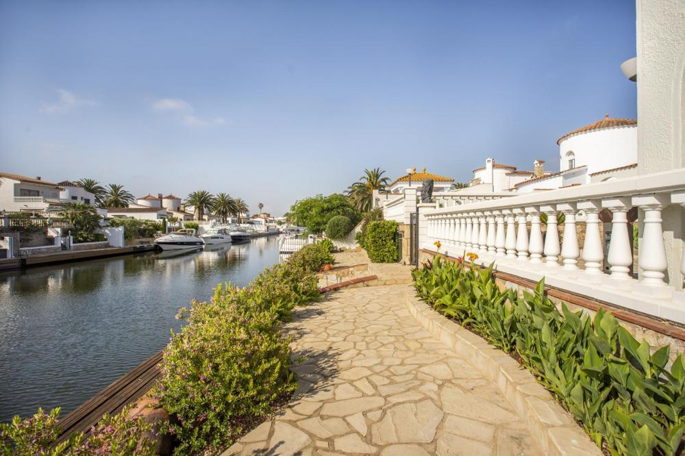 2018 Villa de planta baja al canal con 5 dormitorios, piscina y amarre Casa aislada / Villa Flamicell Empuriabrava