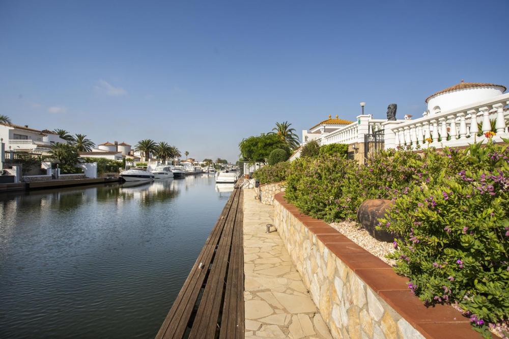 2018 Villa de planta baja al canal con 5 dormitorios, piscina y amarre Casa aislada / Villa Flamicell Empuriabrava