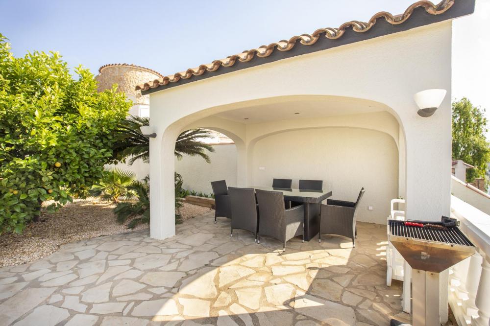 2018 Villa de planta baja al canal con 5 dormitorios, piscina y amarre Casa aislada / Villa Flamicell Empuriabrava
