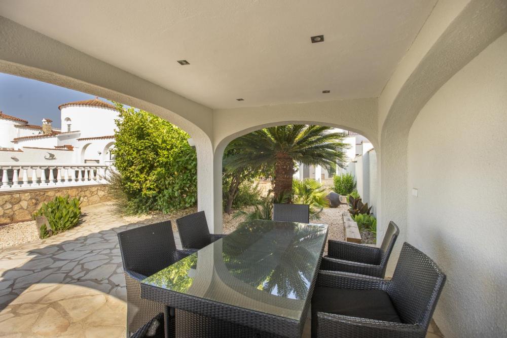 2018 Villa de planta baja al canal con 5 dormitorios, piscina y amarre Casa aislada / Villa Flamicell Empuriabrava
