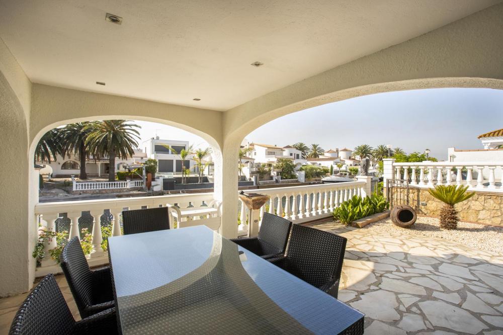 2018 Villa de planta baja al canal con 5 dormitorios, piscina y amarre Casa aislada / Villa Flamicell Empuriabrava