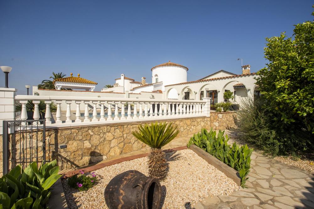 2018 Villa de planta baja al canal con 5 dormitorios, piscina y amarre Casa aislada / Villa Flamicell Empuriabrava