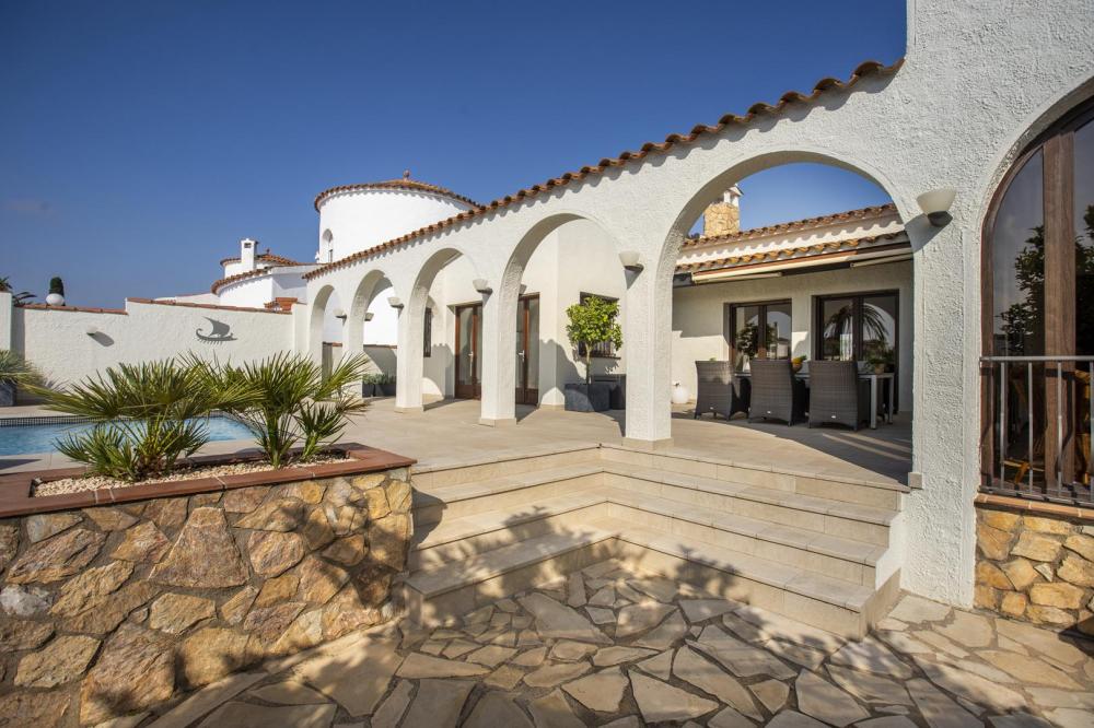 2018 Villa de planta baja al canal con 5 dormitorios, piscina y amarre Casa aislada / Villa Flamicell Empuriabrava
