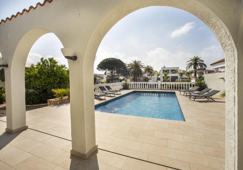 2018 Villa de planta baja al canal con 5 dormitorios, piscina y amarre Casa aislada / Villa Flamicell Empuriabrava