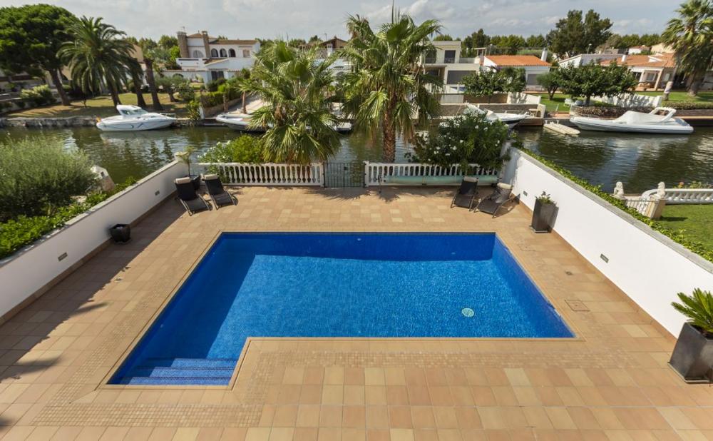 2024 Villa al canal con 4 dormitorios , piscina y amarre Casa aislada / Villa Ebre Castelló d'Empúries