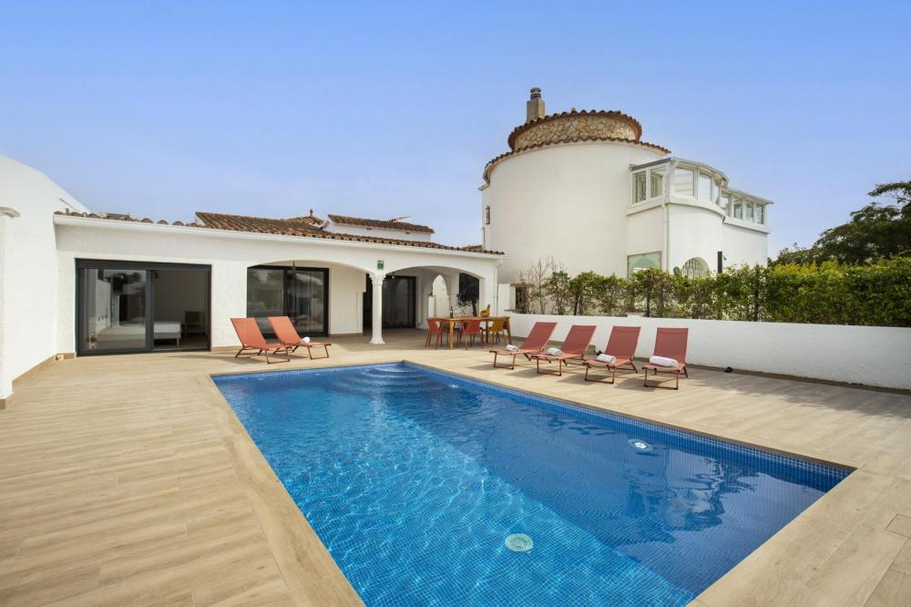2004A Villa de planta baja renovada al canal con piscina y amarre Casa aislada / Villa  Empuriabrava