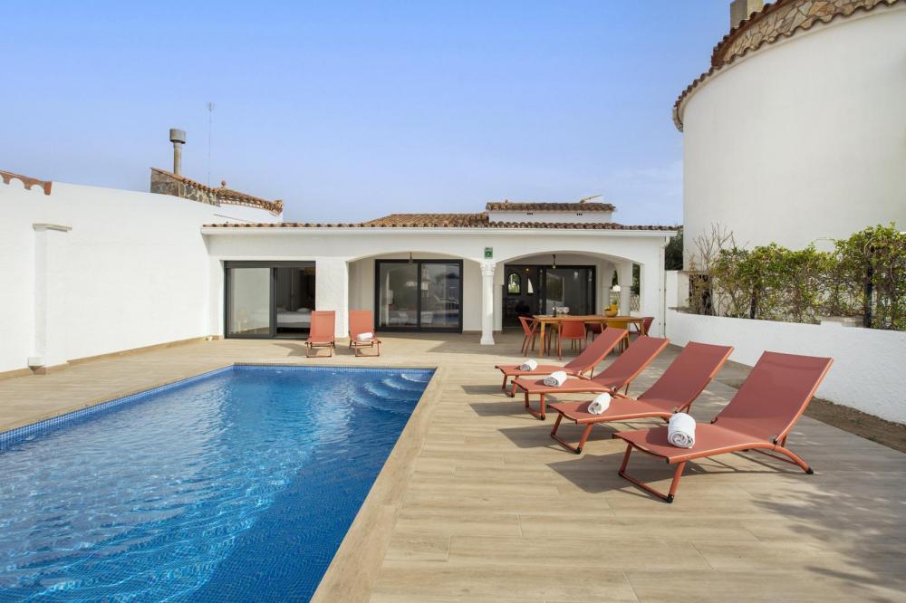 2004A Villa de planta baja renovada al canal con piscina y amarre Casa aislada / Villa  Empuriabrava