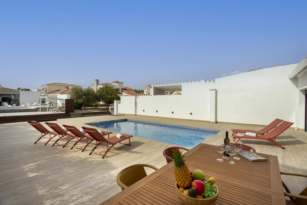 2004A Villa de planta baja renovada al canal con piscina y amarre Casa aislada / Villa  Empuriabrava