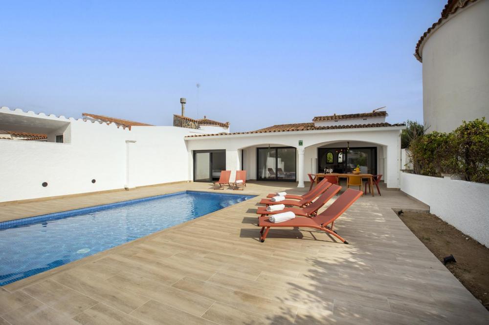 2004A Villa de planta baja renovada al canal con piscina y amarre Casa aislada / Villa  Empuriabrava