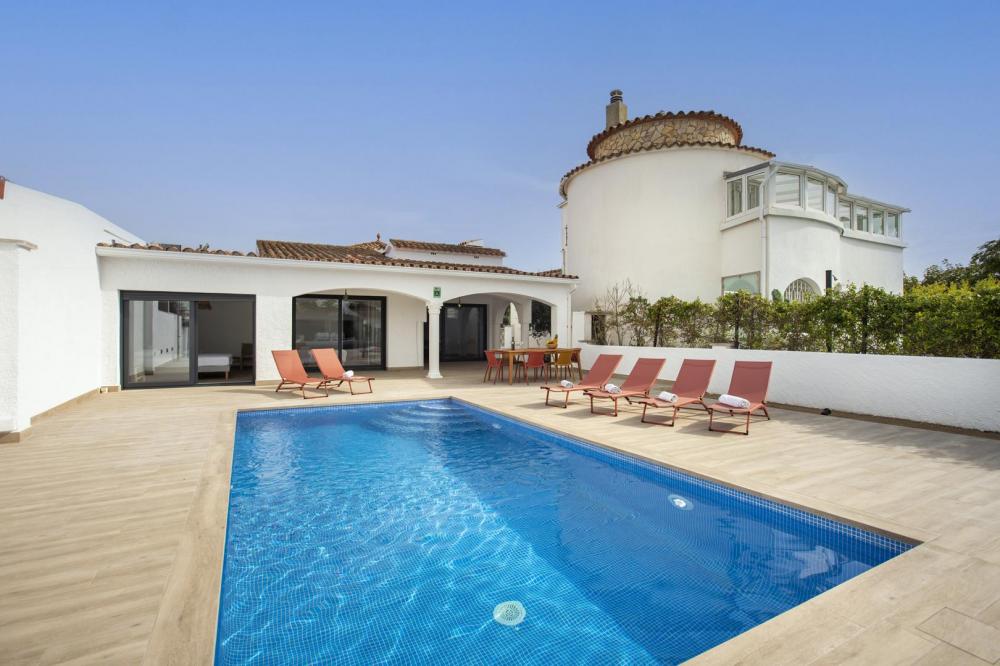 2004A Villa de planta baja renovada al canal con piscina y amarre Casa aislada / Villa  Empuriabrava