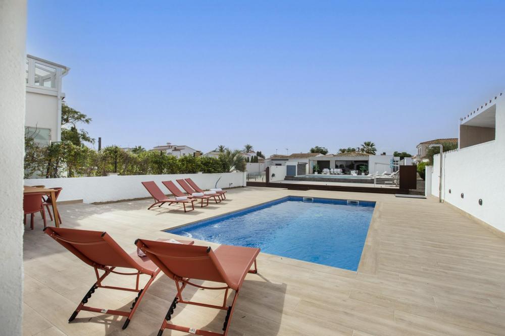 2004A Villa de planta baja renovada al canal con piscina y amarre Casa aislada / Villa  Empuriabrava