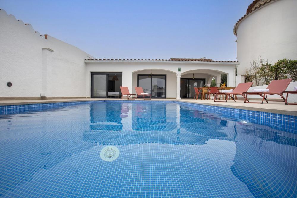 2004A Villa de planta baja renovada al canal con piscina y amarre Casa aislada / Villa  Empuriabrava