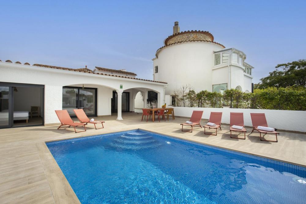 2004A Villa de planta baja renovada al canal con piscina y amarre Casa aislada / Villa  Empuriabrava