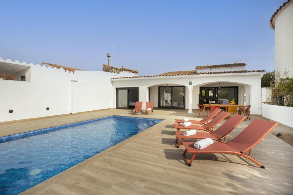 2004A Villa de planta baja renovada al canal con piscina y amarre Casa aislada / Villa  Empuriabrava