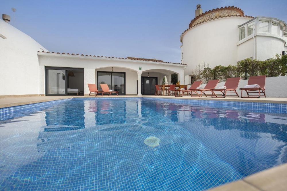 2004A Villa de planta baja renovada al canal con piscina y amarre Casa aislada / Villa  Empuriabrava