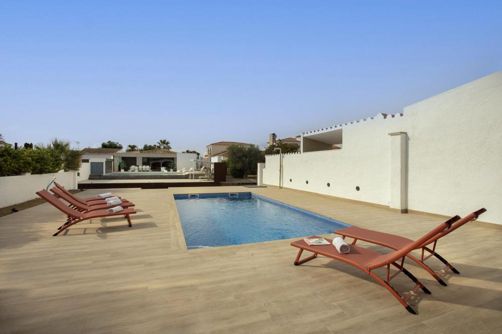 2004A Villa de planta baja renovada al canal con piscina y amarre Casa aislada / Villa  Empuriabrava