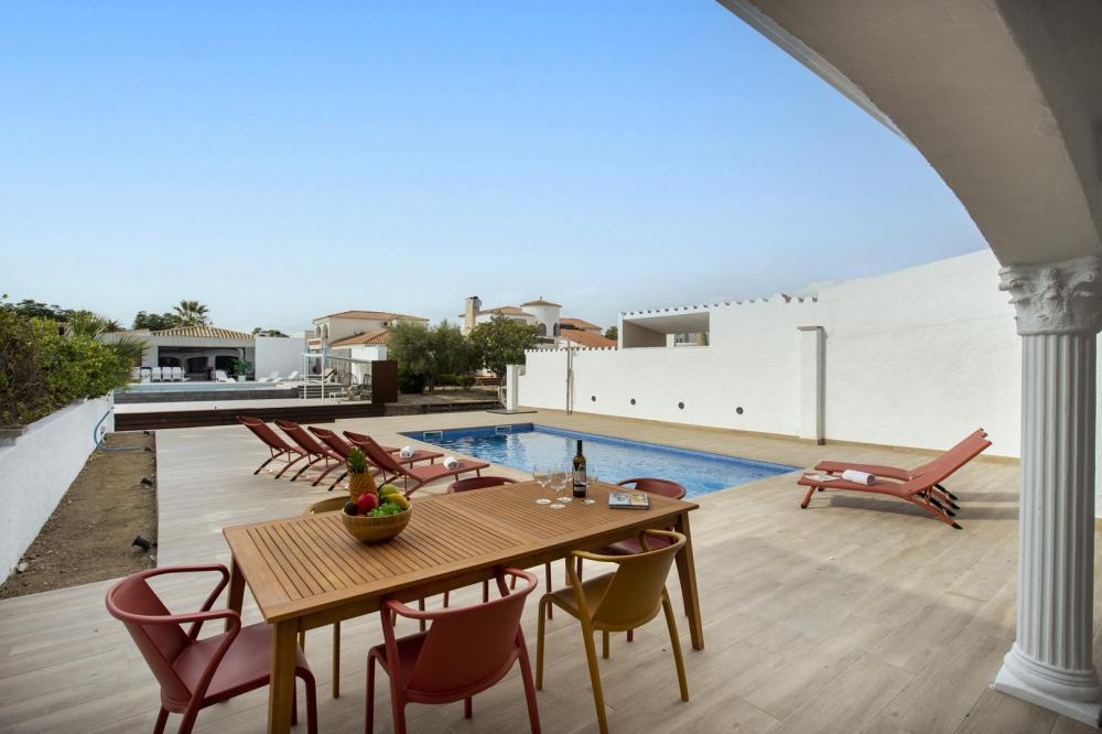 2004A Villa de planta baja renovada al canal con piscina y amarre Casa aislada / Villa  Empuriabrava
