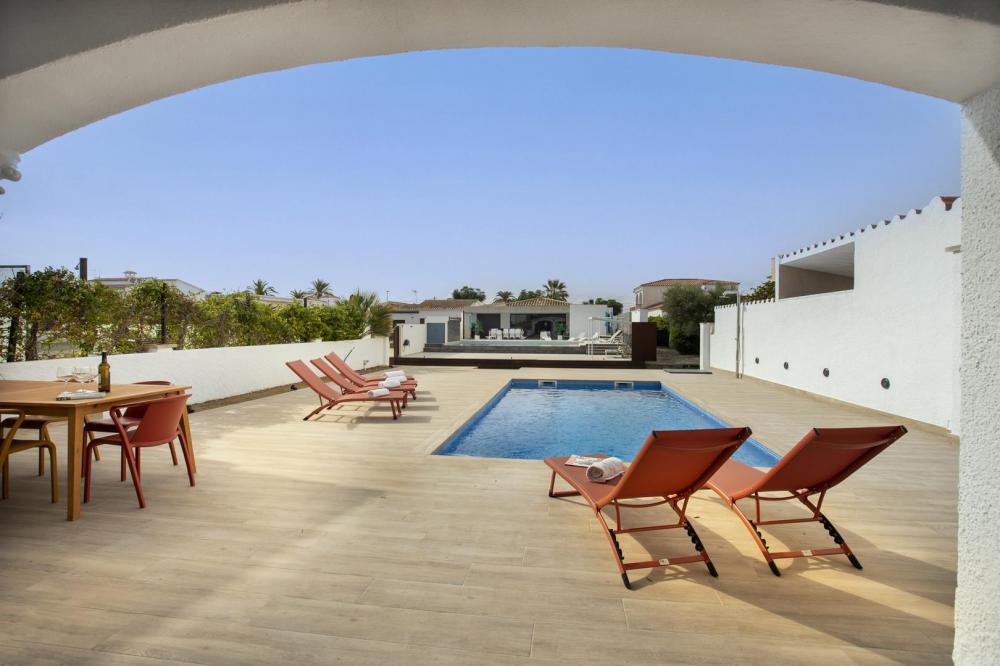 2004A Villa de planta baja renovada al canal con piscina y amarre Casa aislada / Villa  Empuriabrava
