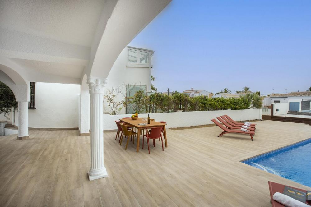 2004A Villa de planta baja renovada al canal con piscina y amarre Casa aislada / Villa  Empuriabrava