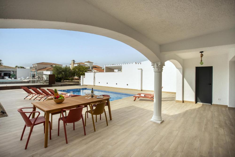 2004A Villa de planta baja renovada al canal con piscina y amarre Casa aislada / Villa  Empuriabrava