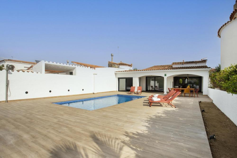 2004A Villa de planta baja renovada al canal con piscina y amarre Casa aislada / Villa  Empuriabrava