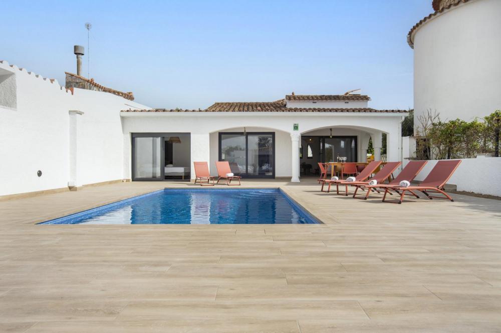 2004A Villa de planta baja renovada al canal con piscina y amarre Casa aislada / Villa  Empuriabrava