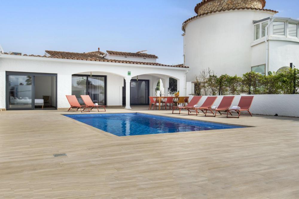 2004A Villa de planta baja renovada al canal con piscina y amarre Casa aislada / Villa  Empuriabrava