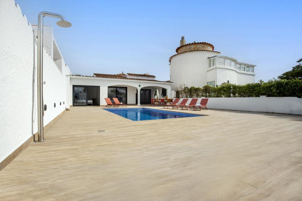 2004A Villa de planta baja renovada al canal con piscina y amarre Casa aislada / Villa  Empuriabrava